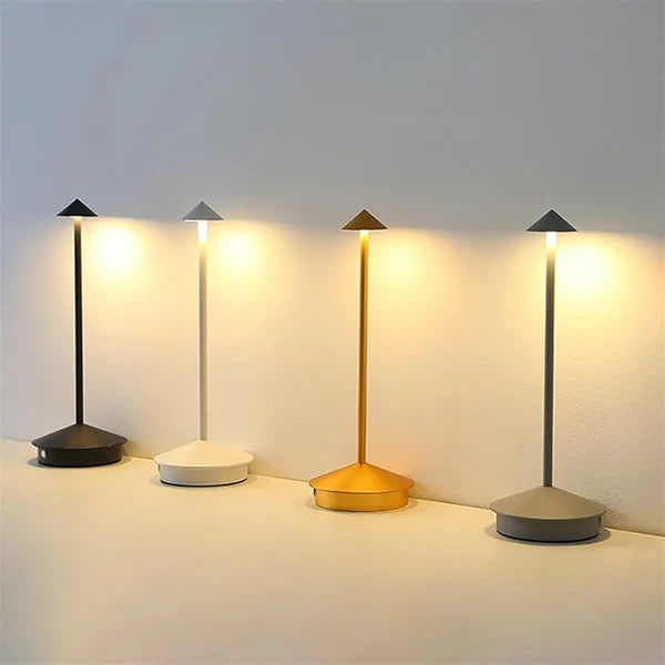 Lámpara de mesa cónica Niraava