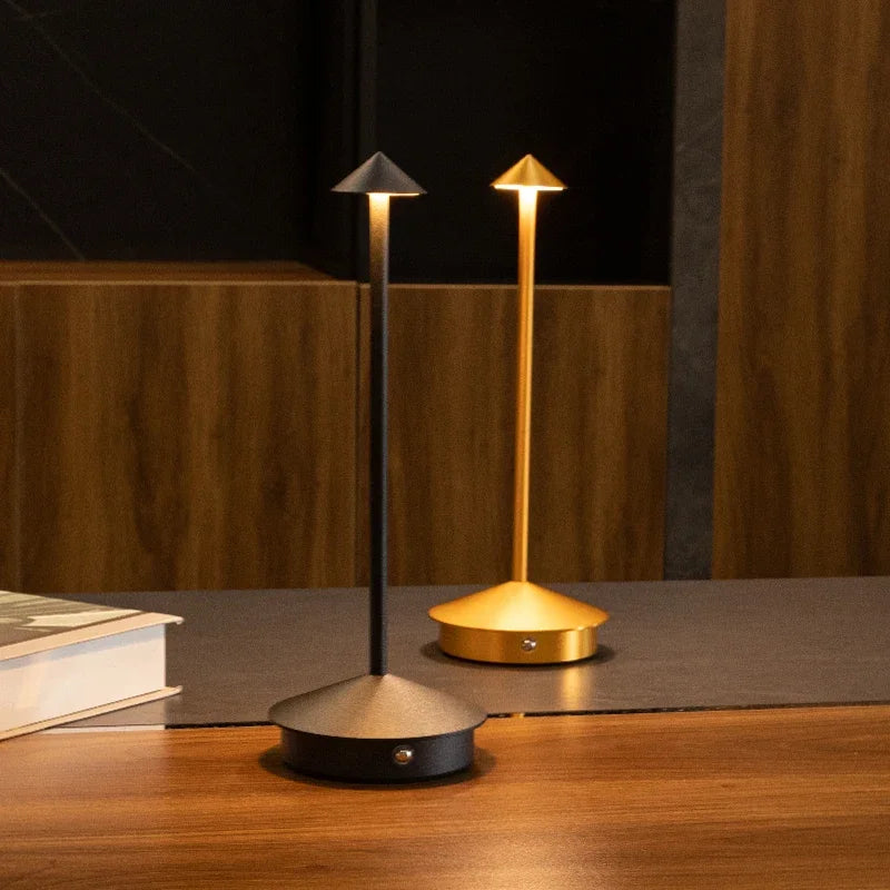 Lámpara de mesa cónica Niraava