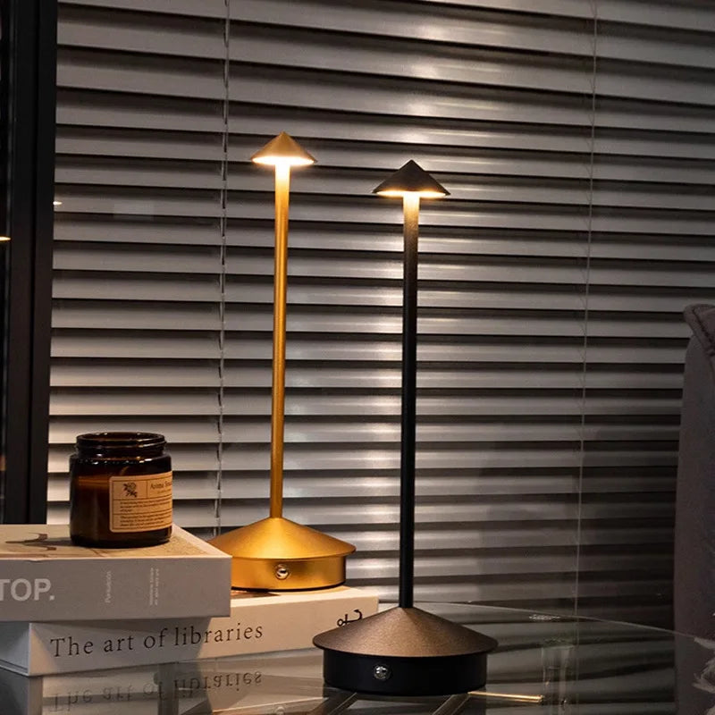 Lámpara de mesa cónica Niraava