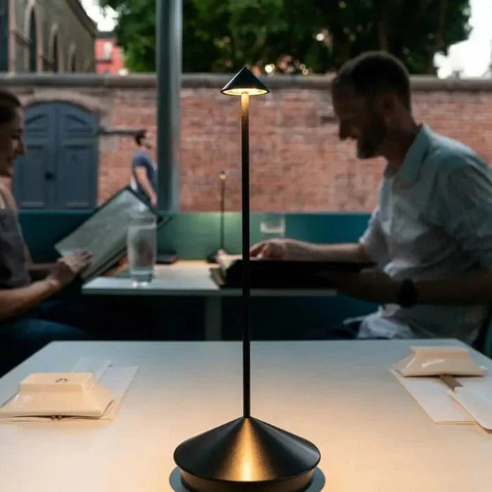 Lámpara de mesa cónica Niraava