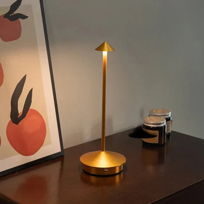 Lámpara de mesa cónica Niraava