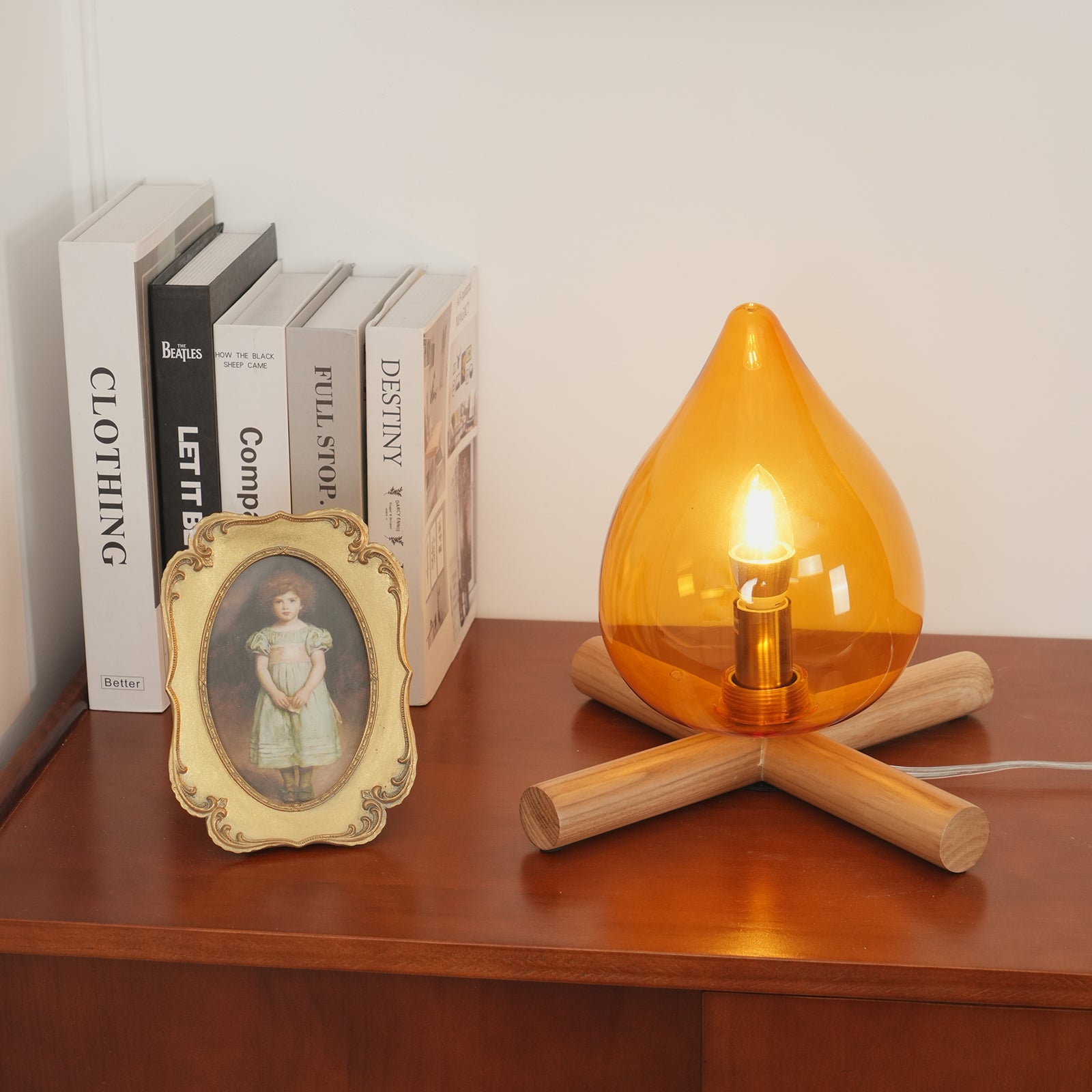 Lámpara de mesa con base de madera