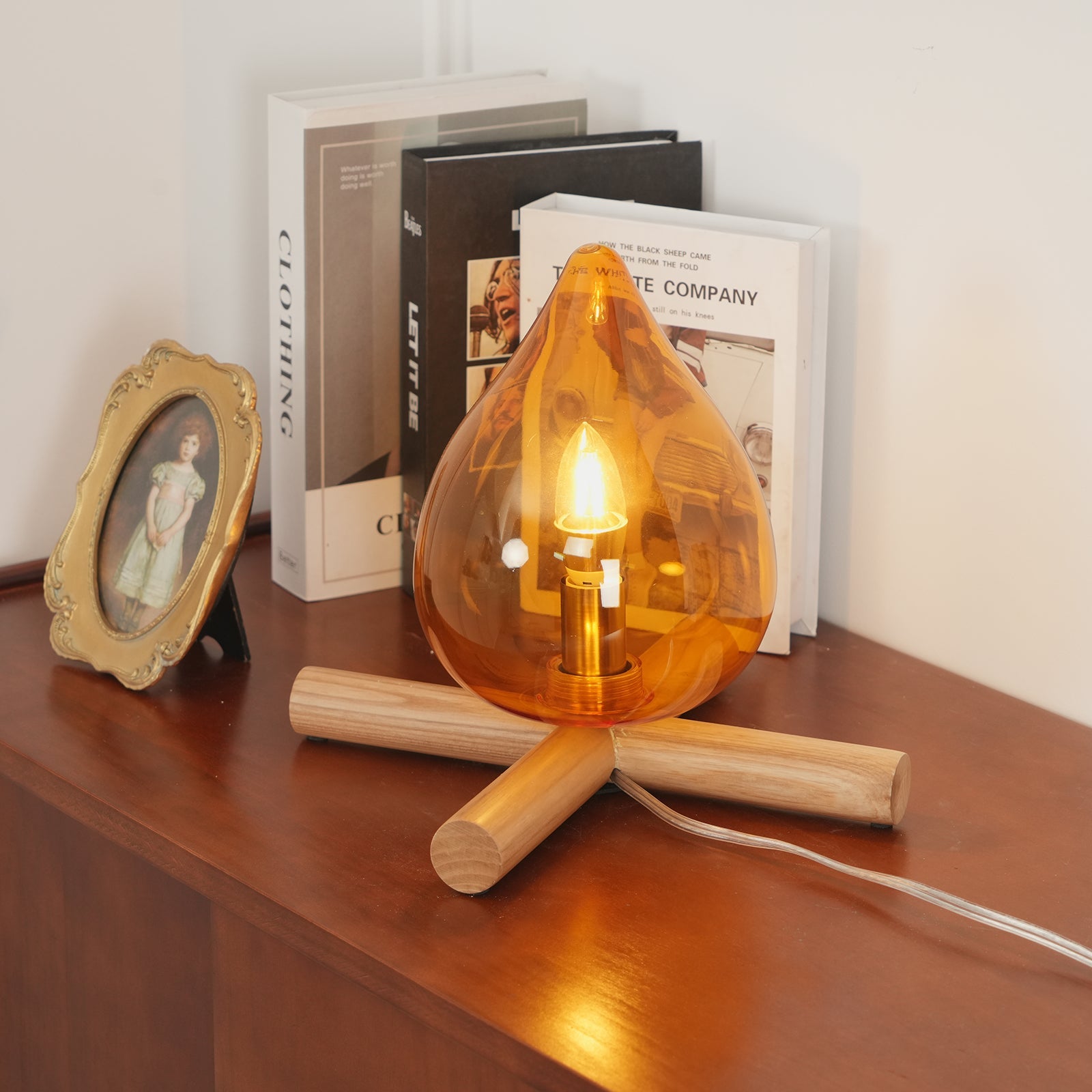 Lámpara de mesa con base de madera