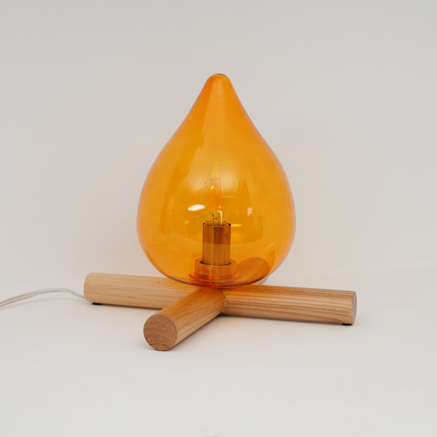 Lámpara de mesa con base de madera