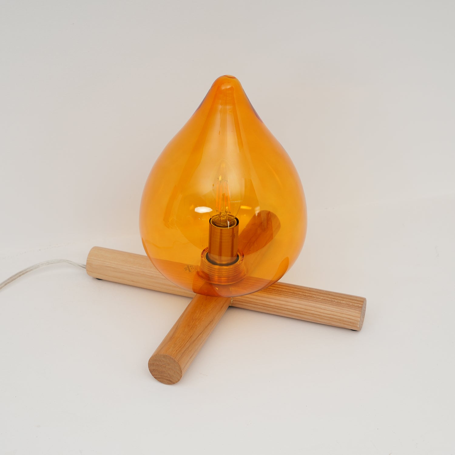 Lámpara de mesa con base de madera