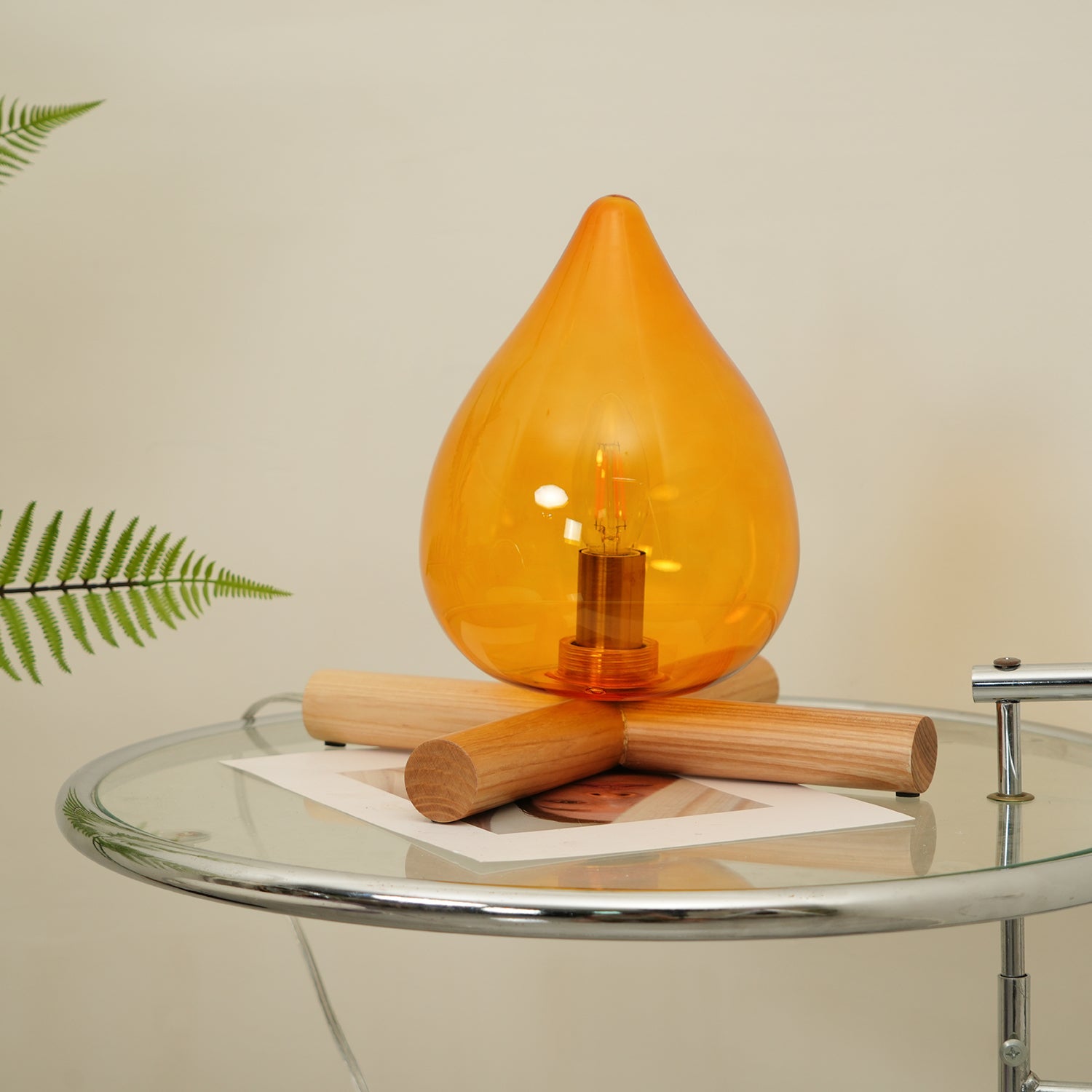 Lámpara de mesa con base de madera