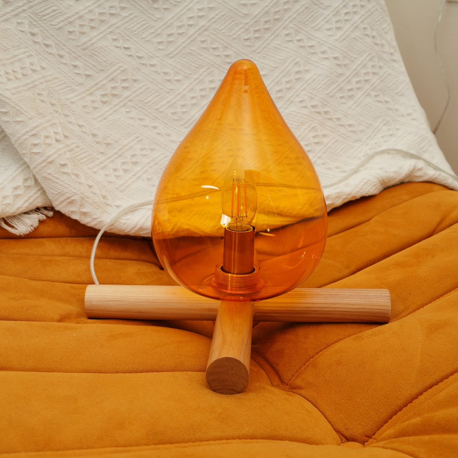 Lámpara de mesa con base de madera