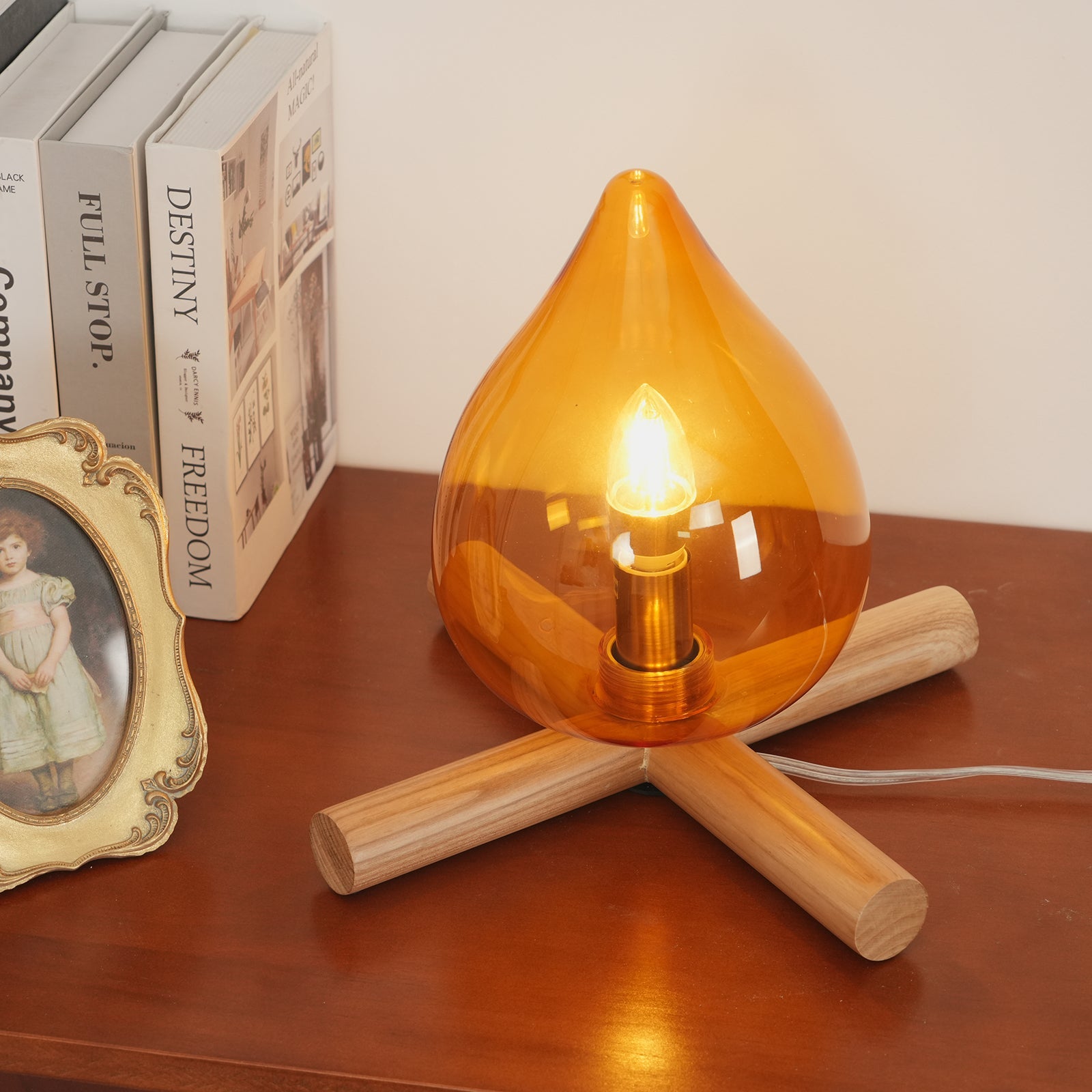 Lámpara de mesa con base de madera