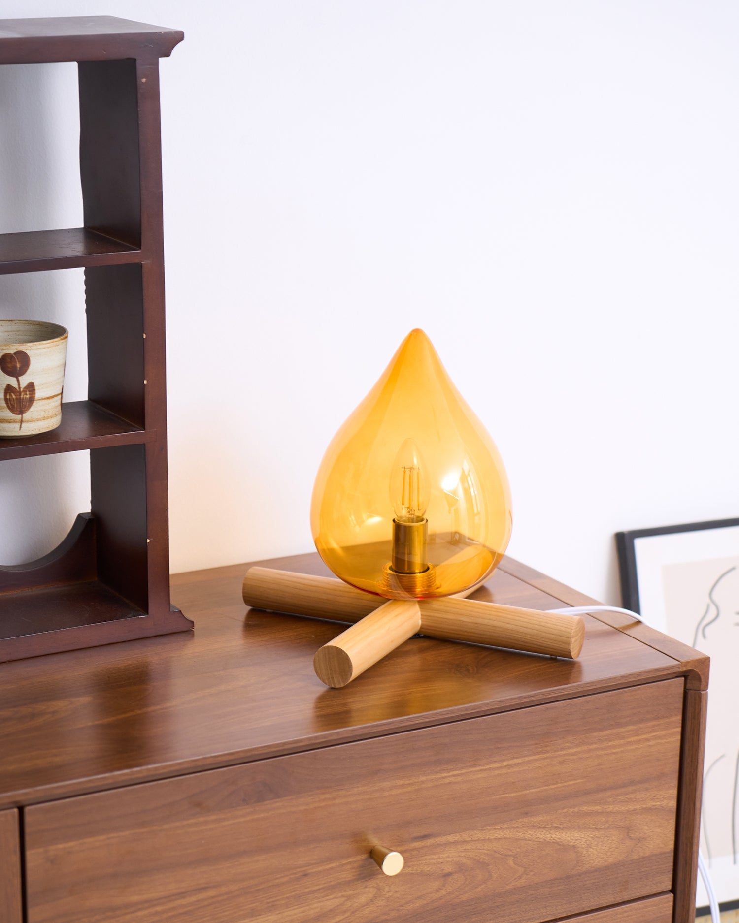 Lámpara de mesa con base de madera