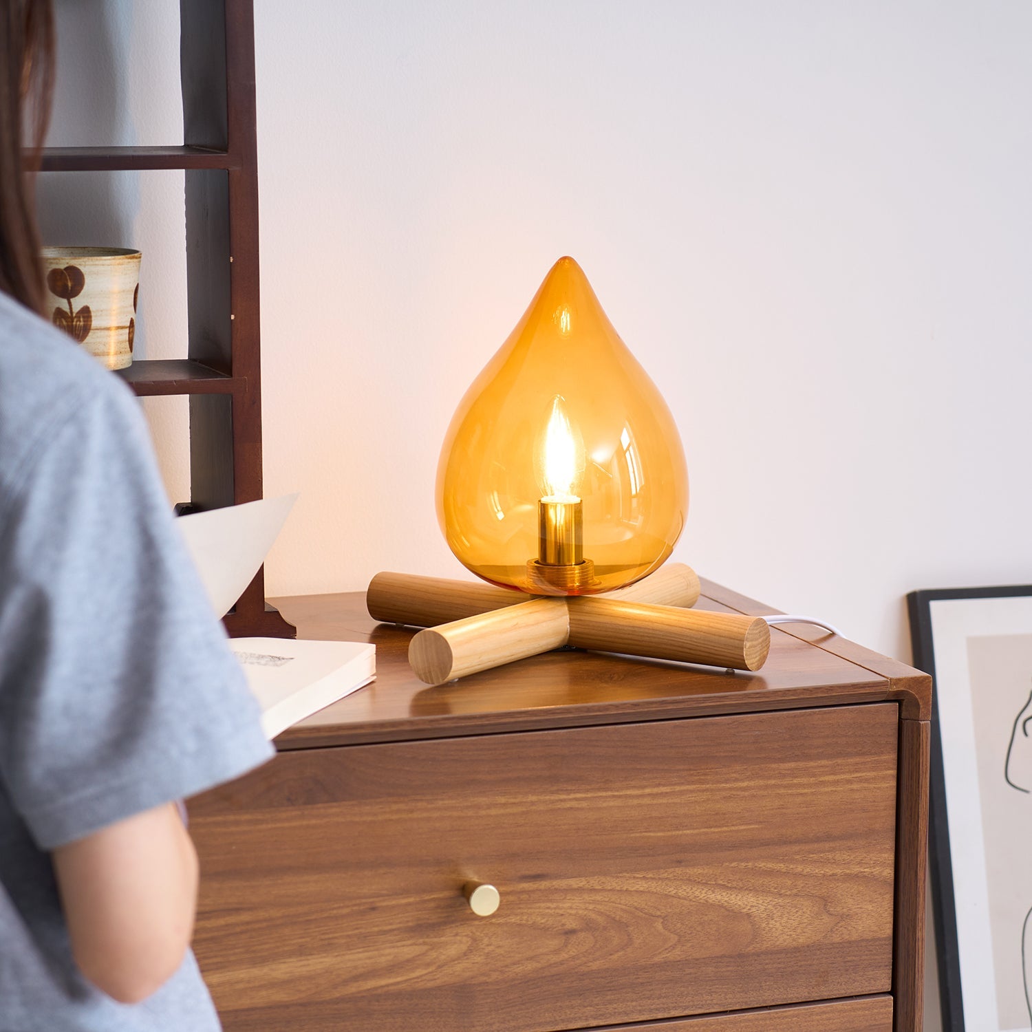 Lámpara de mesa con base de madera