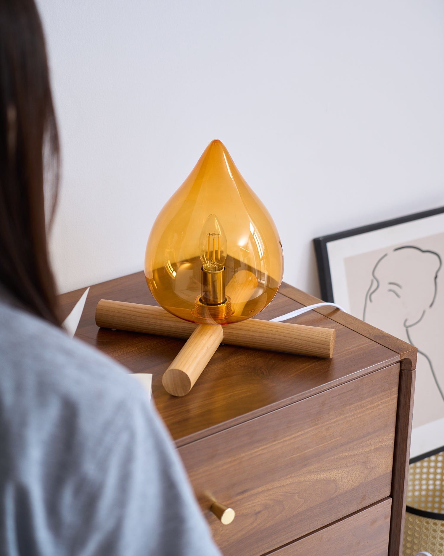 Lámpara de mesa con base de madera