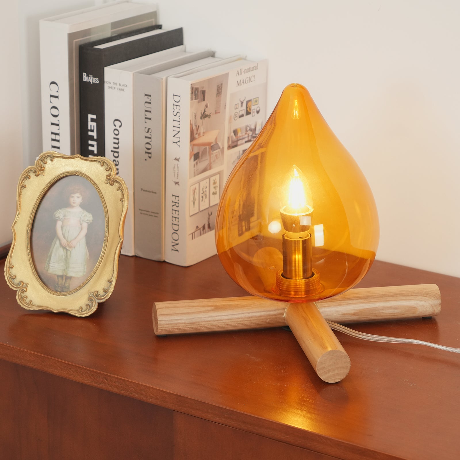 Lámpara de mesa con base de madera
