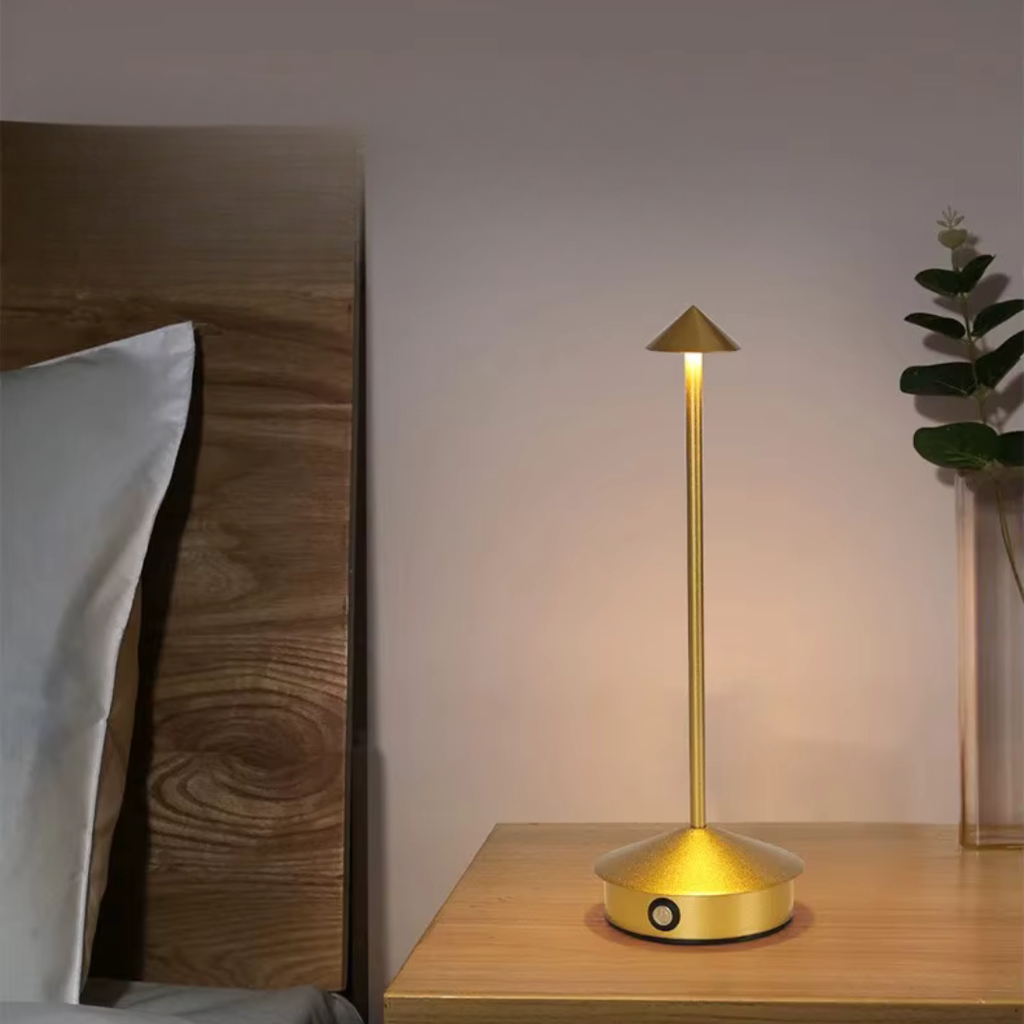 Lámpara de mesa cónica Niraava