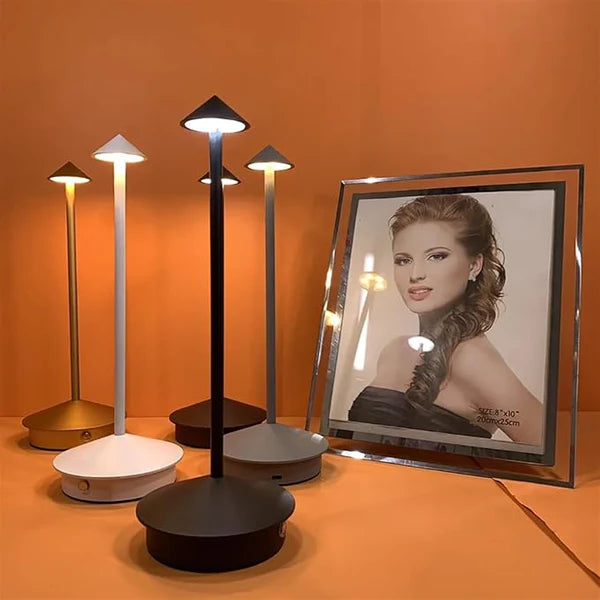Lámpara de mesa cónica Niraava