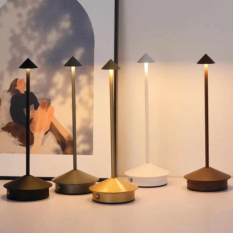 Lámpara de mesa cónica Niraava