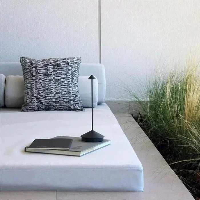 Lámpara de mesa cónica Niraava