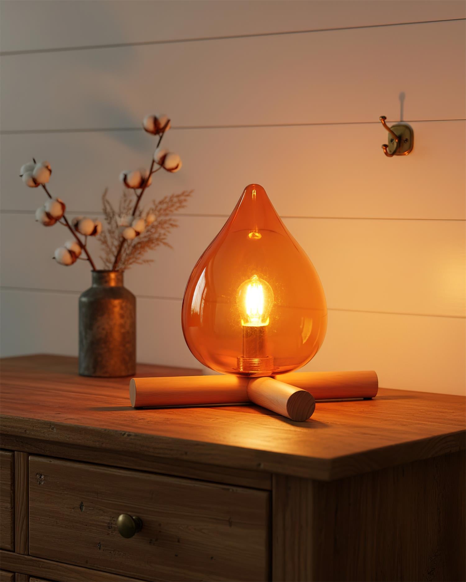Lámpara de mesa con base de madera