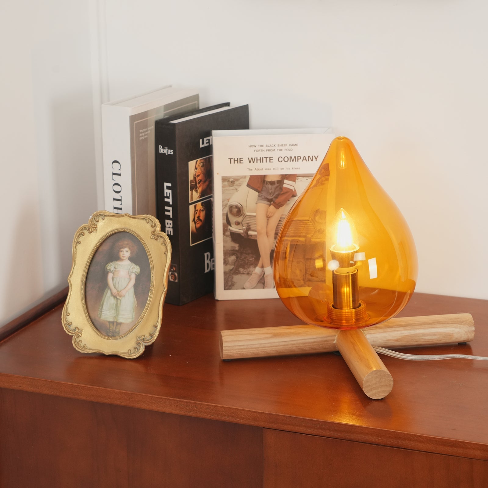 Lámpara de mesa con base de madera