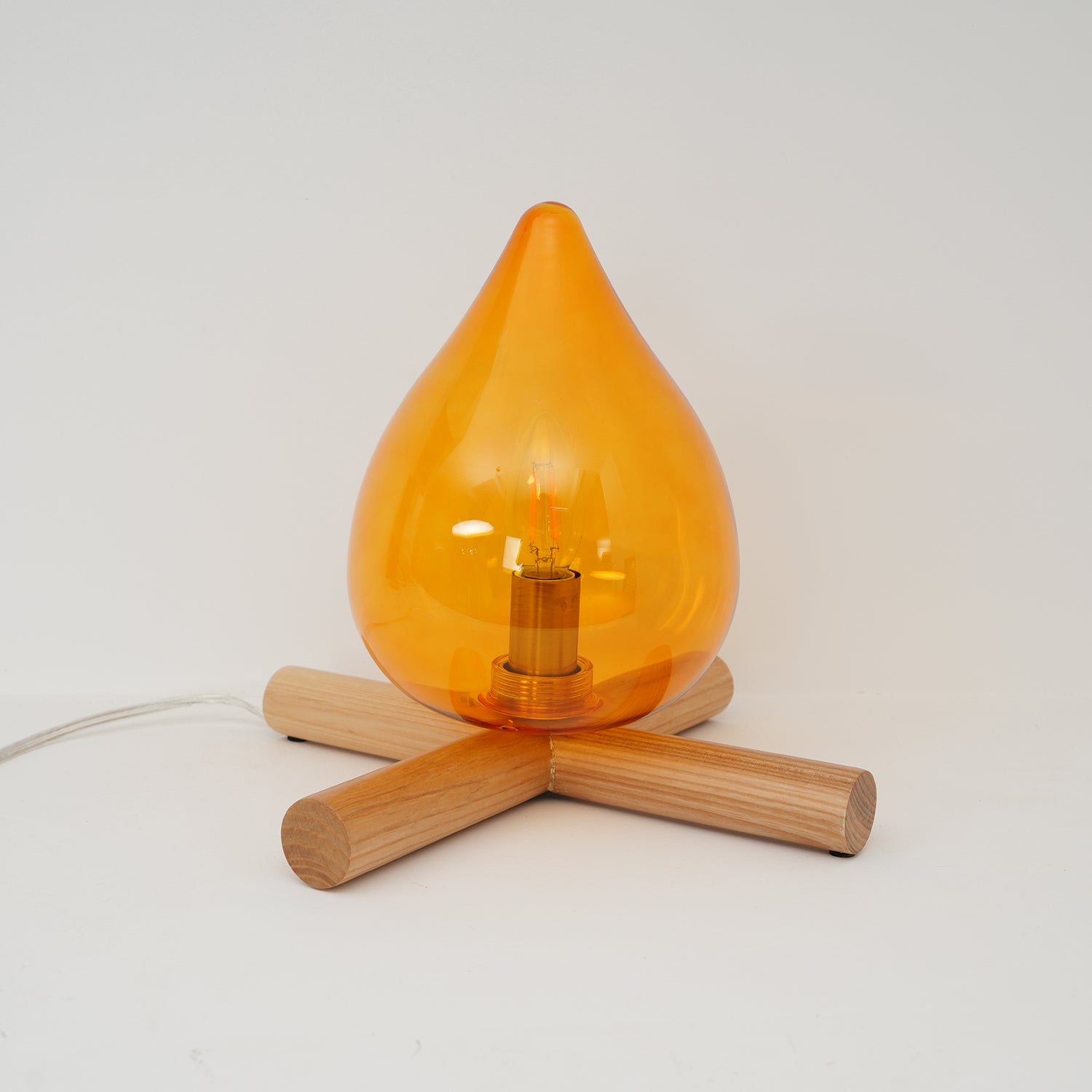 Lámpara de mesa con base de madera