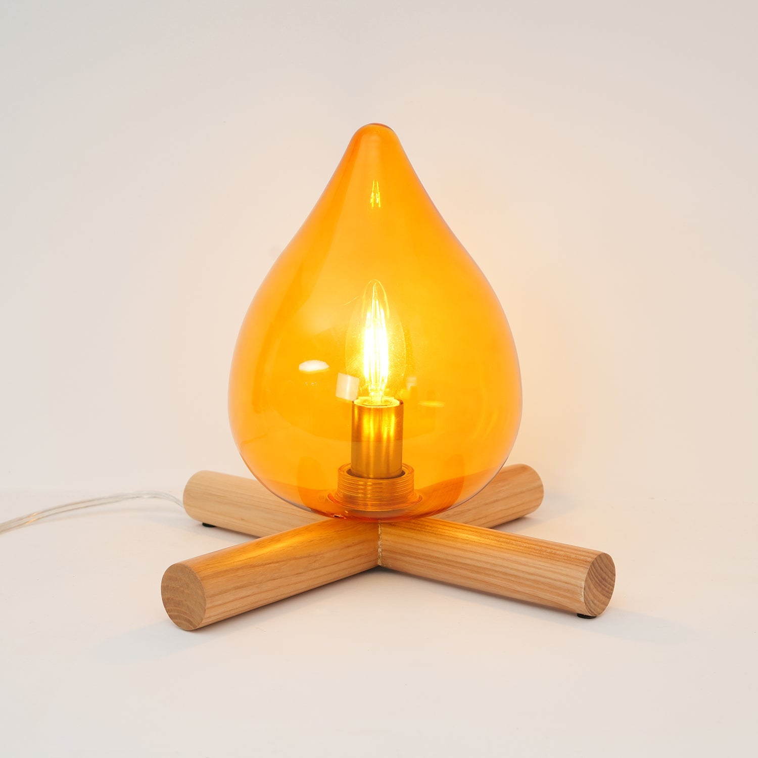 Lámpara de mesa con base de madera