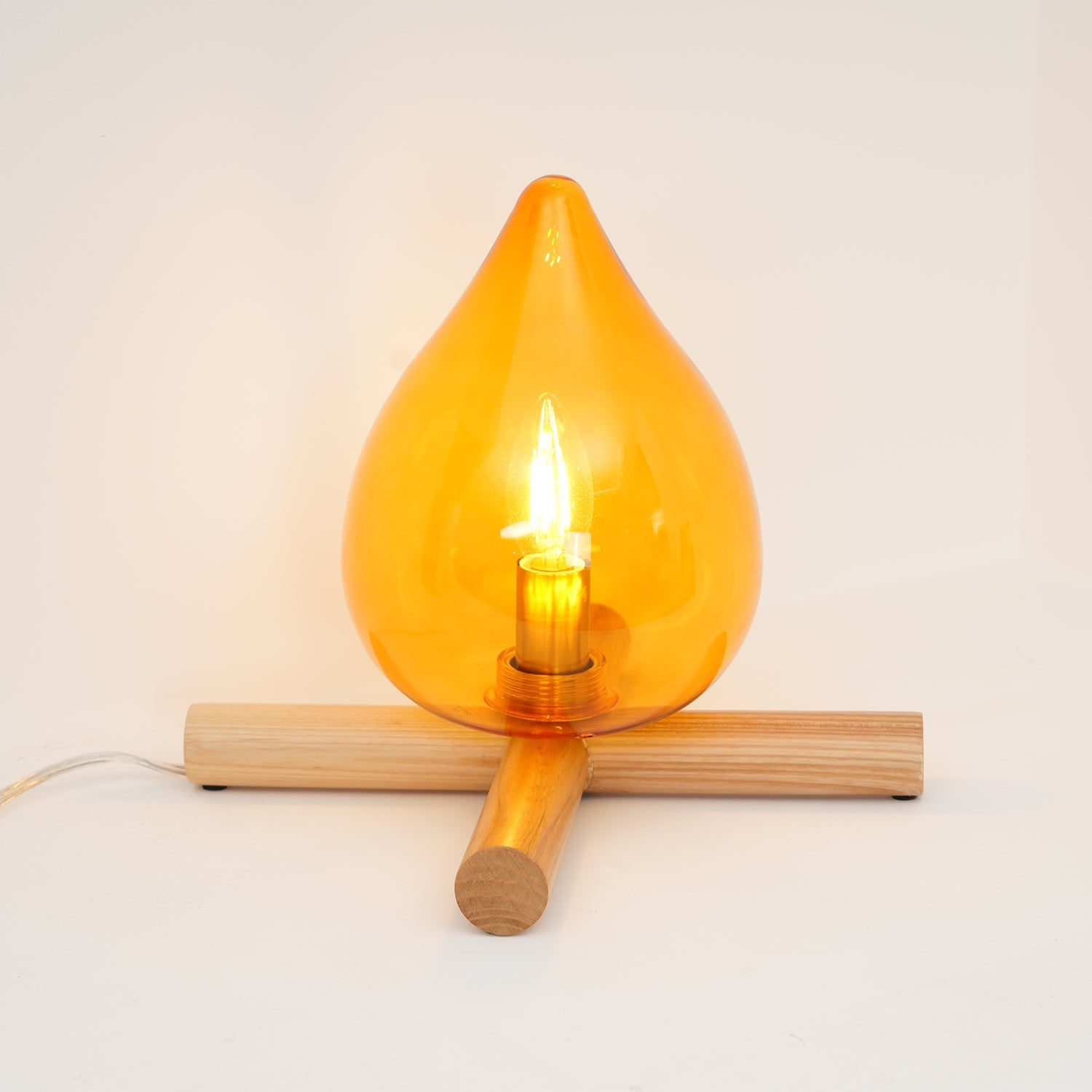 Lámpara de mesa con base de madera