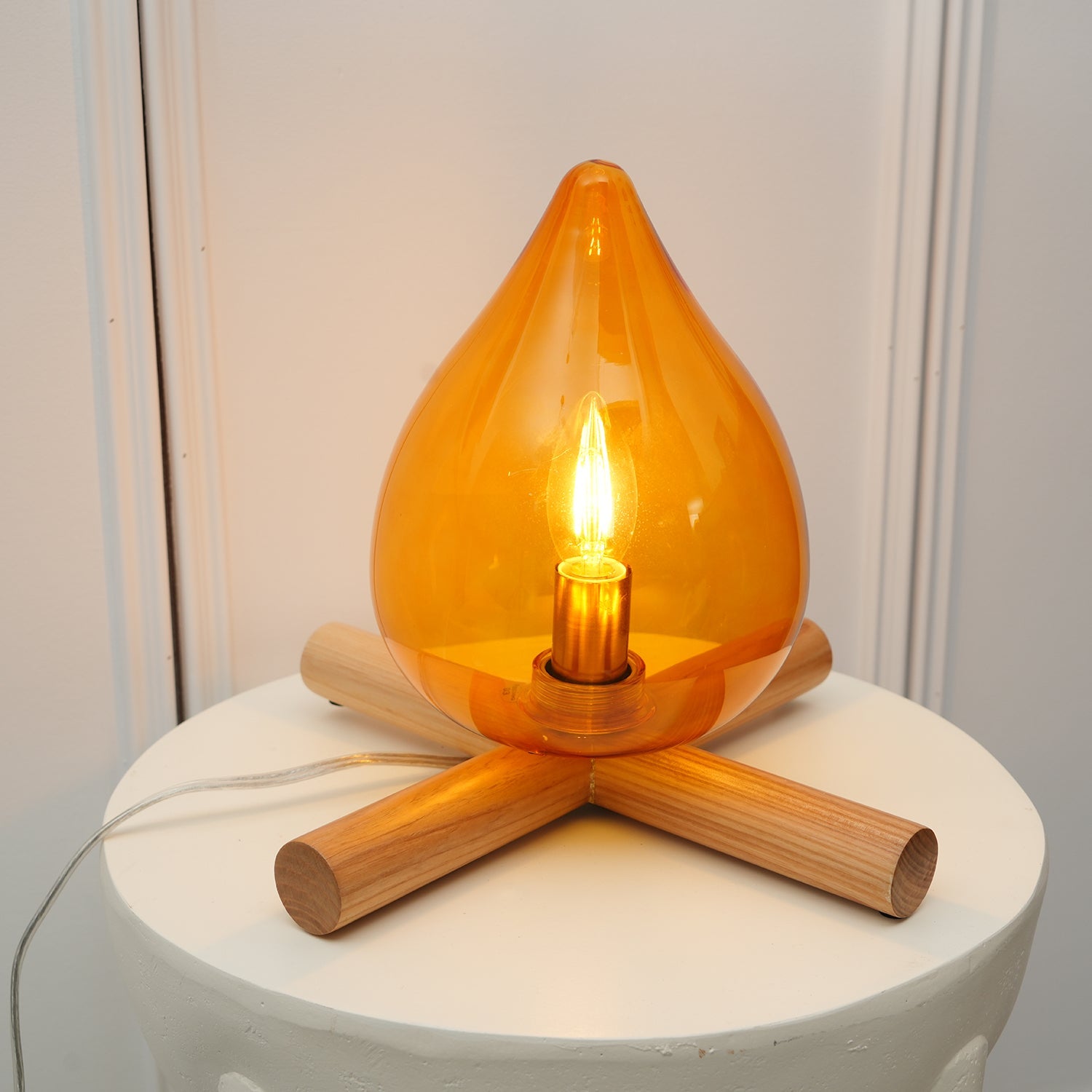 Lámpara de mesa con base de madera