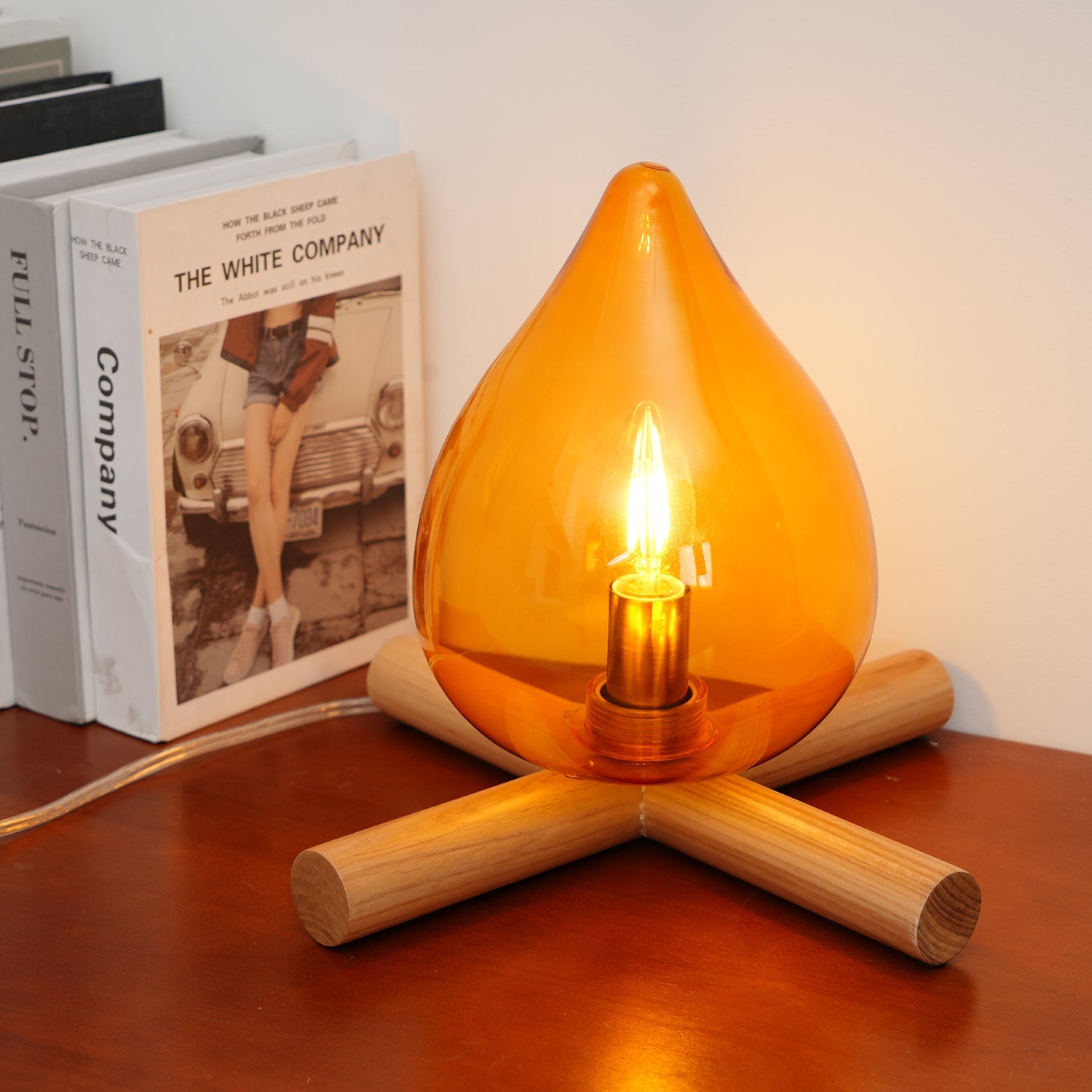 Lámpara de mesa con base de madera