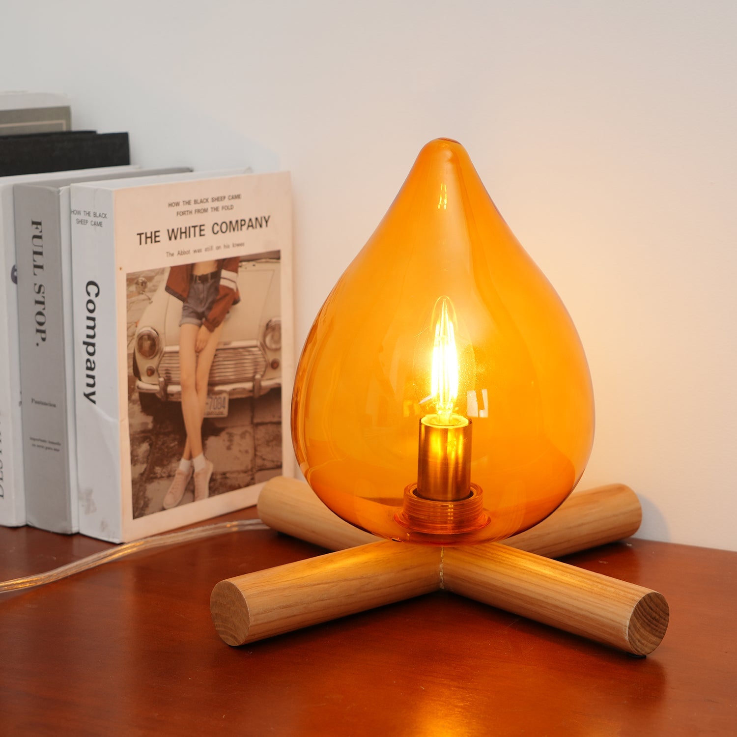 Lámpara de mesa con base de madera
