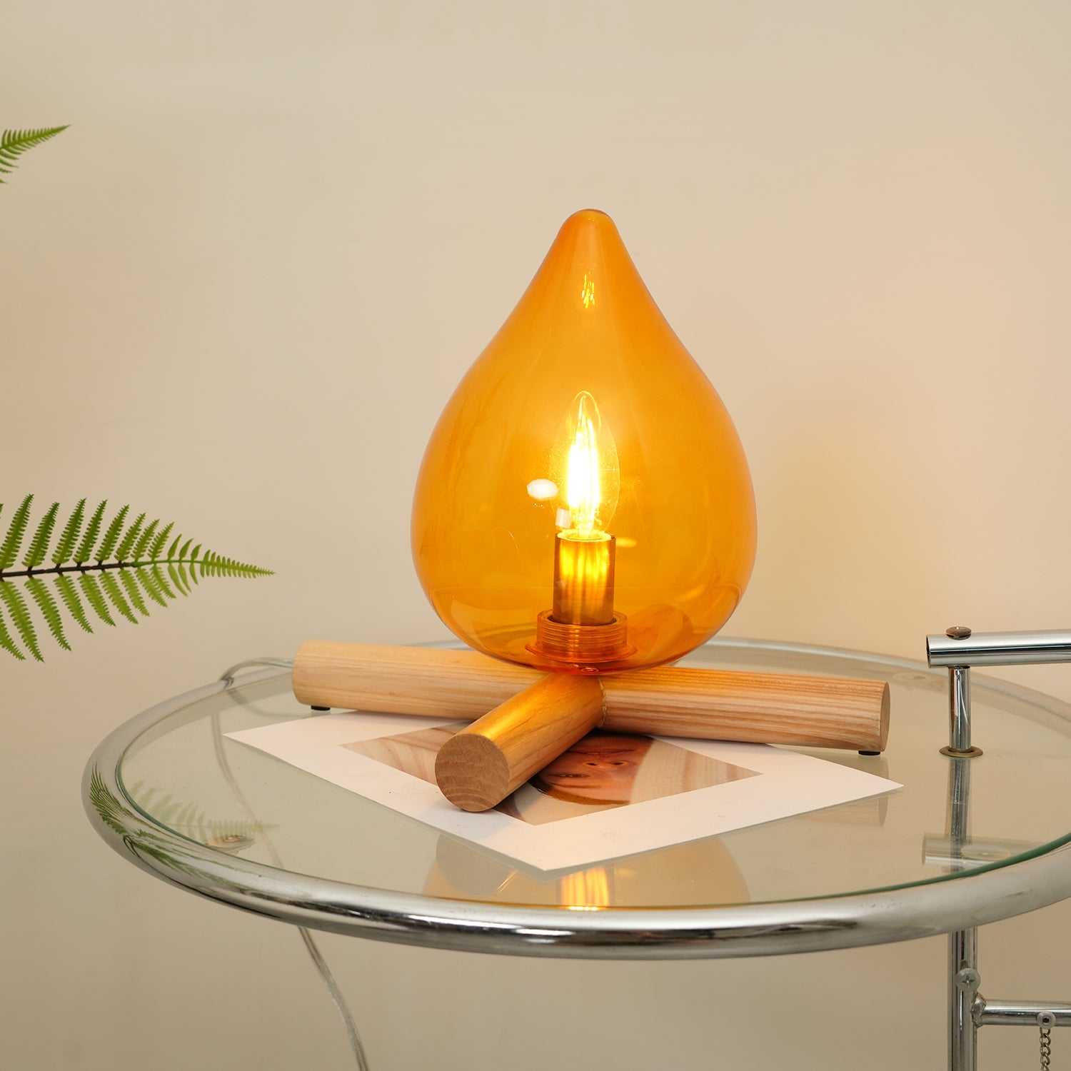 Lámpara de mesa con base de madera