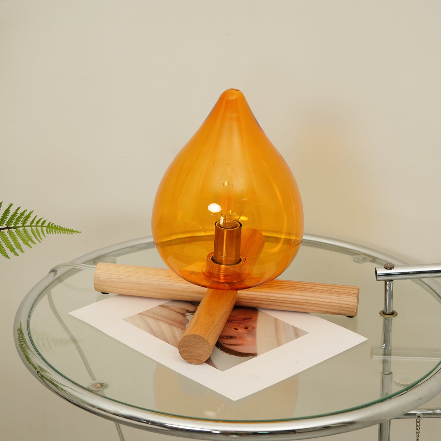 Lámpara de mesa con base de madera