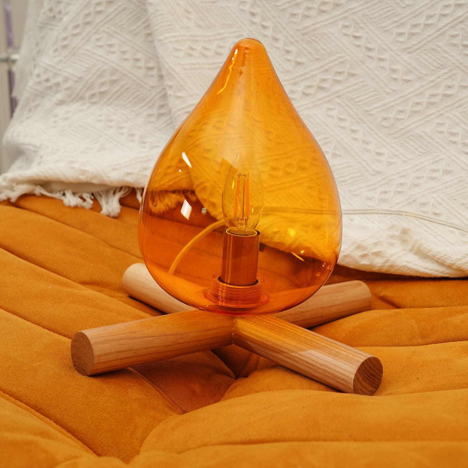 Lámpara de mesa con base de madera