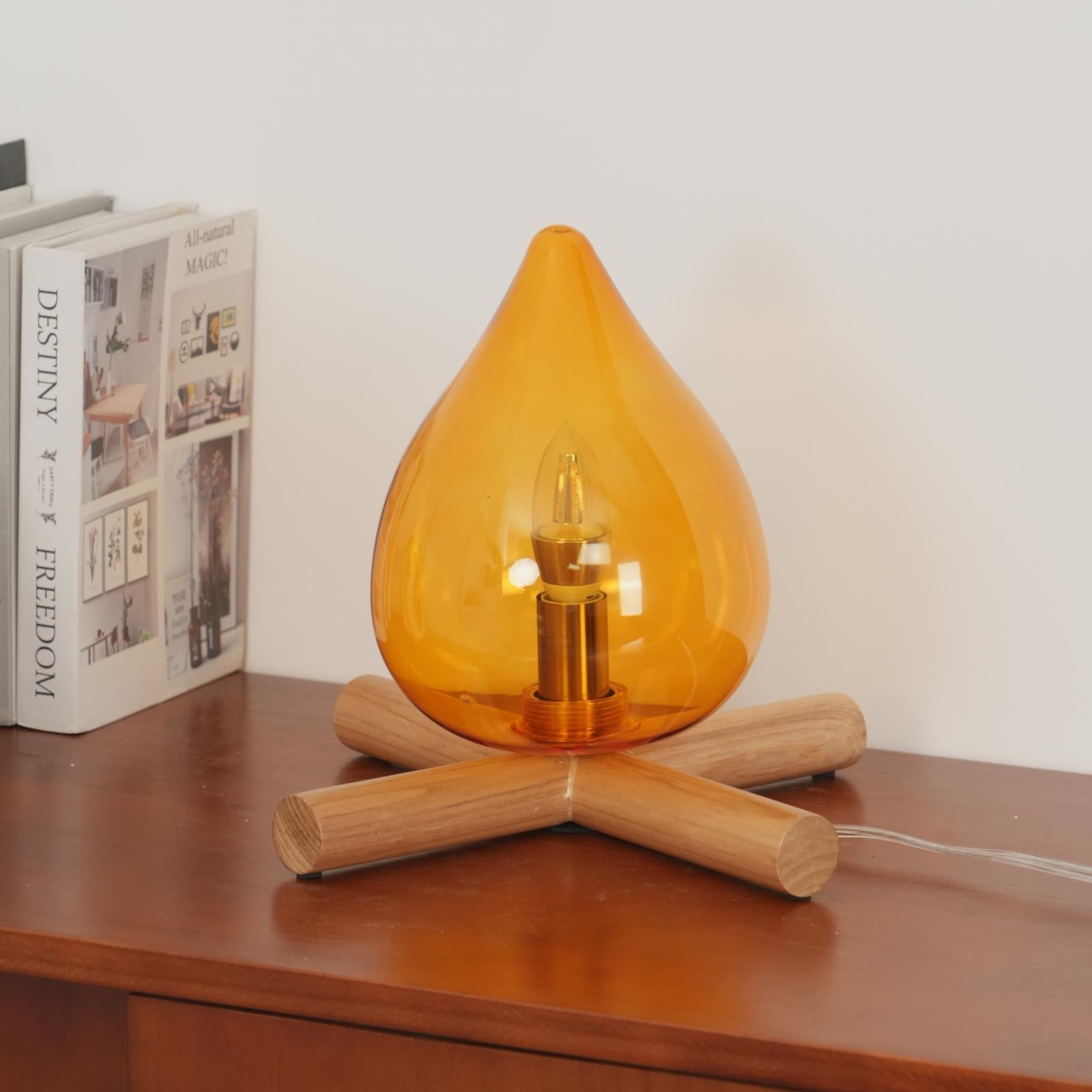 Lámpara de mesa con base de madera