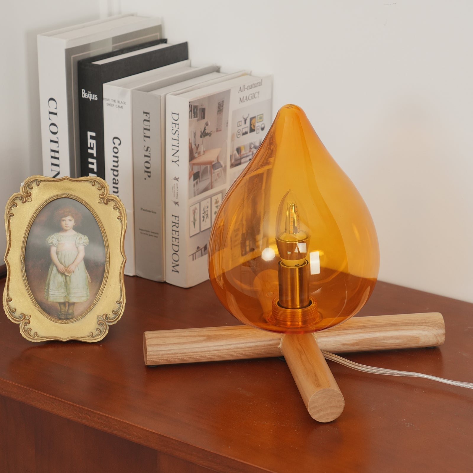 Lámpara de mesa con base de madera