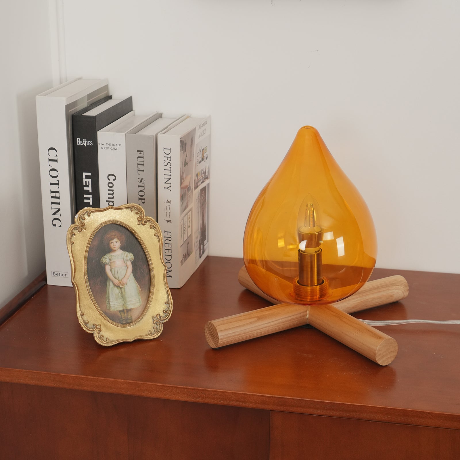 Lámpara de mesa con base de madera