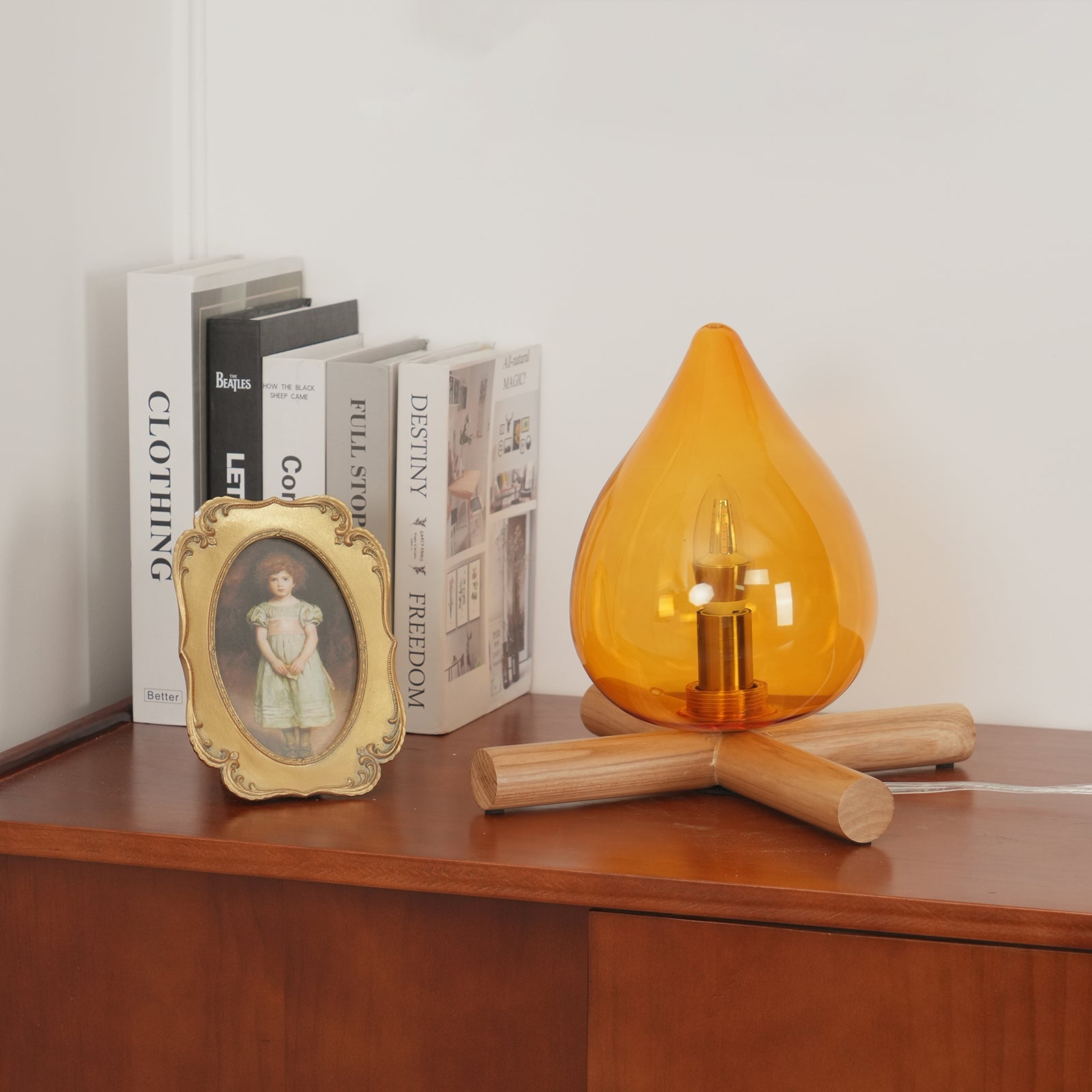 Lámpara de mesa con base de madera