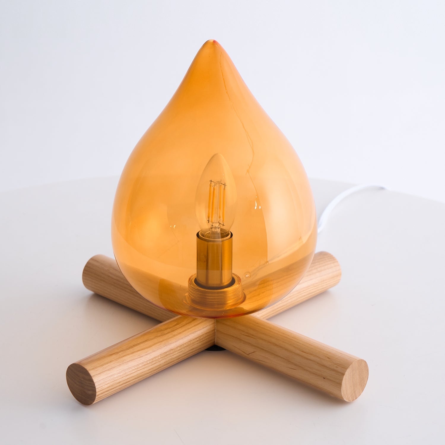 Lámpara de mesa con base de madera