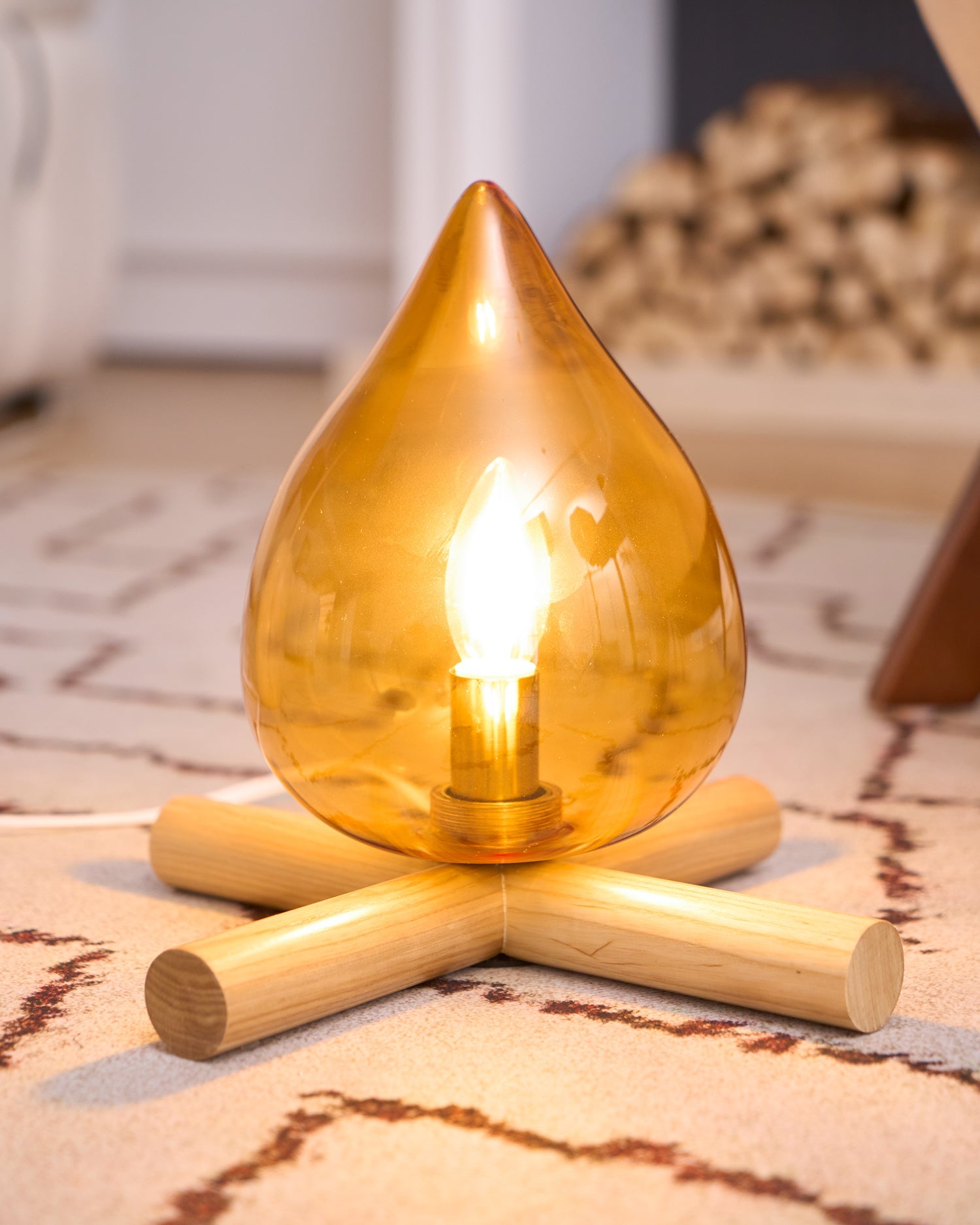 Lámpara de mesa con base de madera