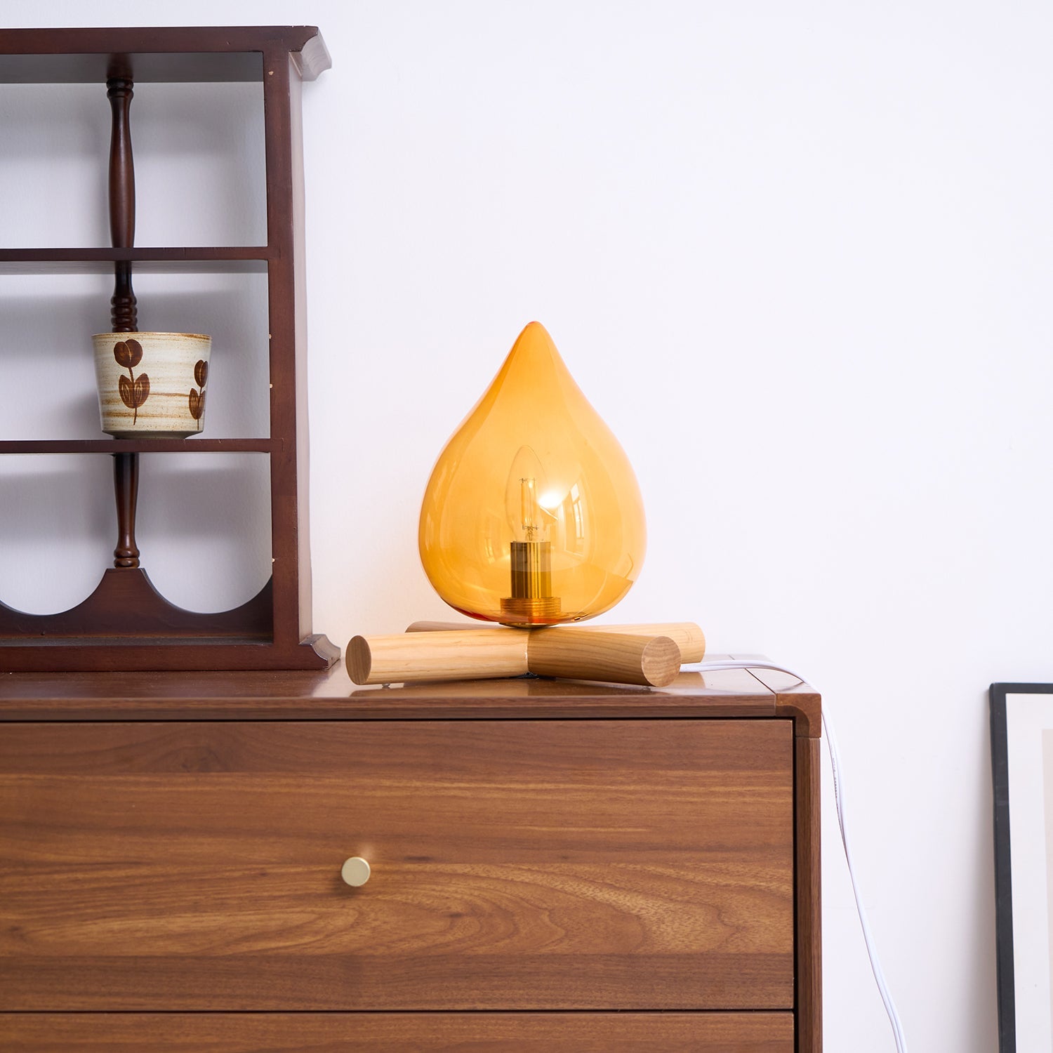 Lámpara de mesa con base de madera
