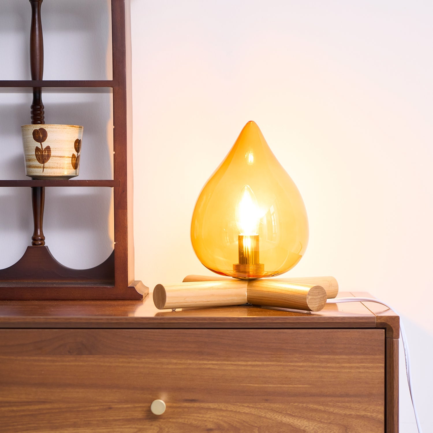 Lámpara de mesa con base de madera