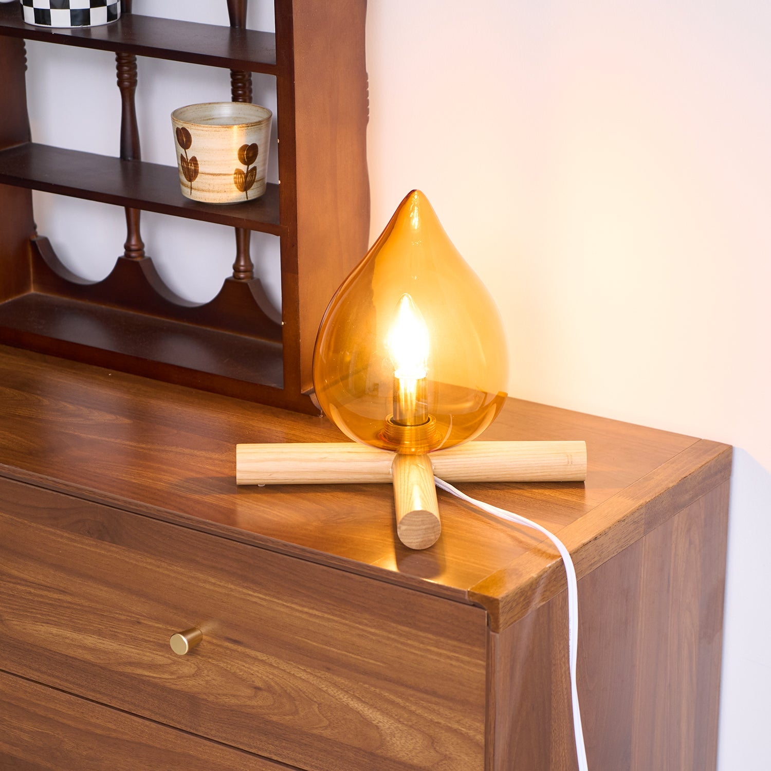 Lámpara de mesa con base de madera