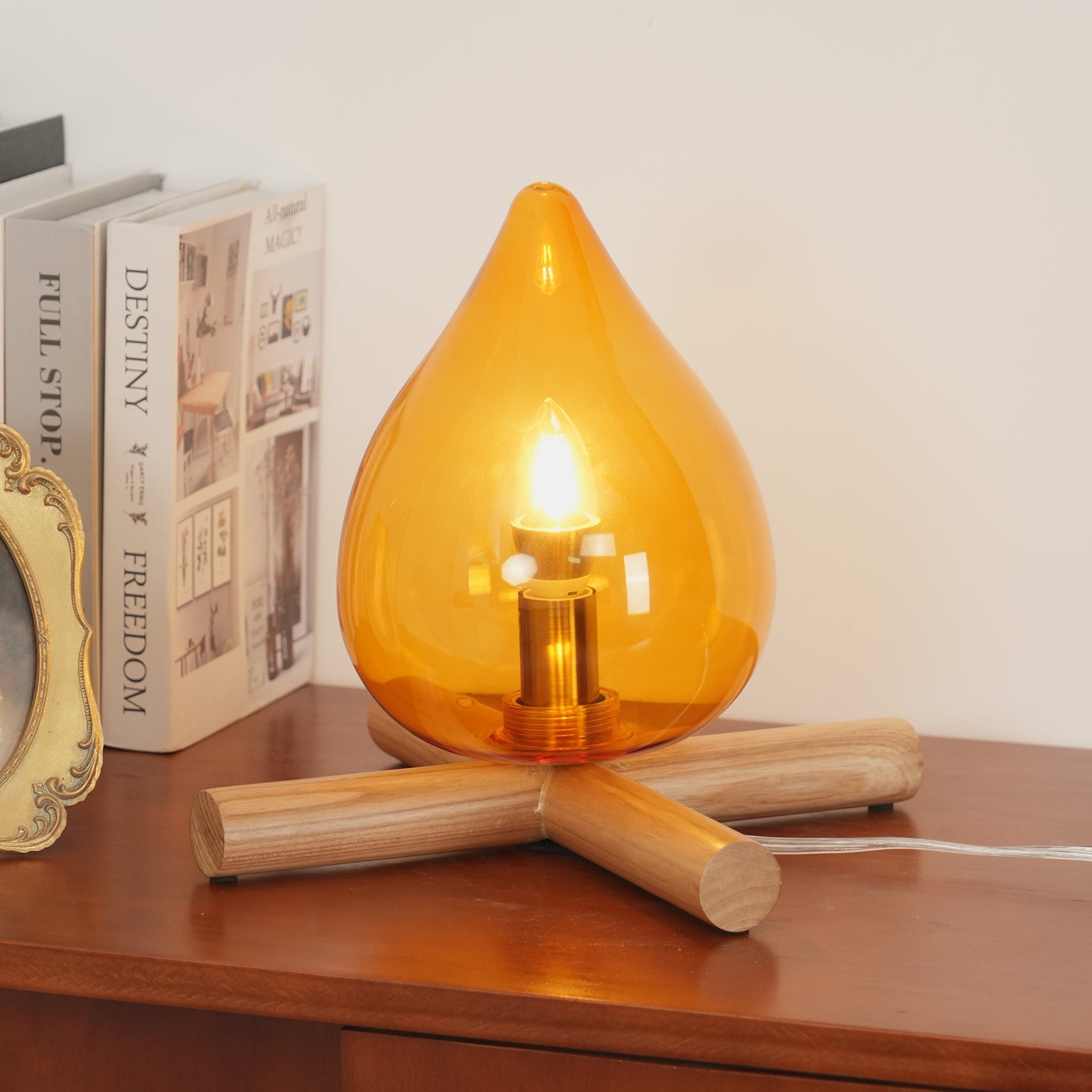 Lámpara de mesa con base de madera