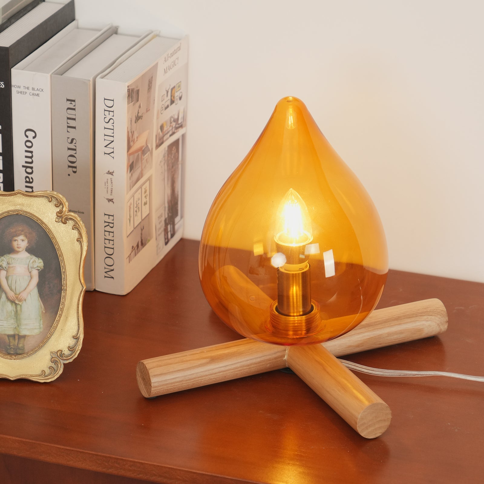 Lámpara de mesa con base de madera