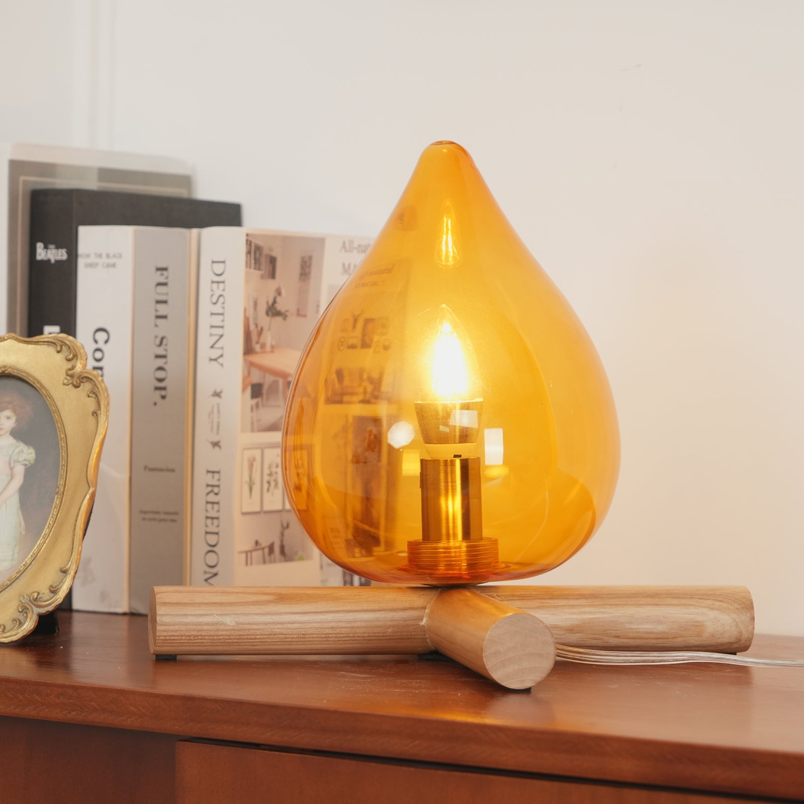 Lámpara de mesa con base de madera