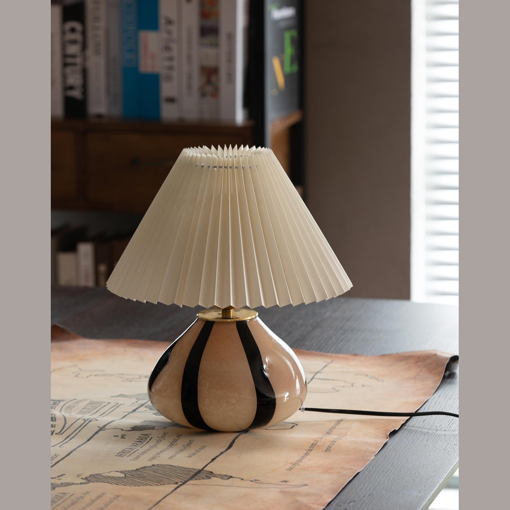 Lámpara de mesa plisada Gema